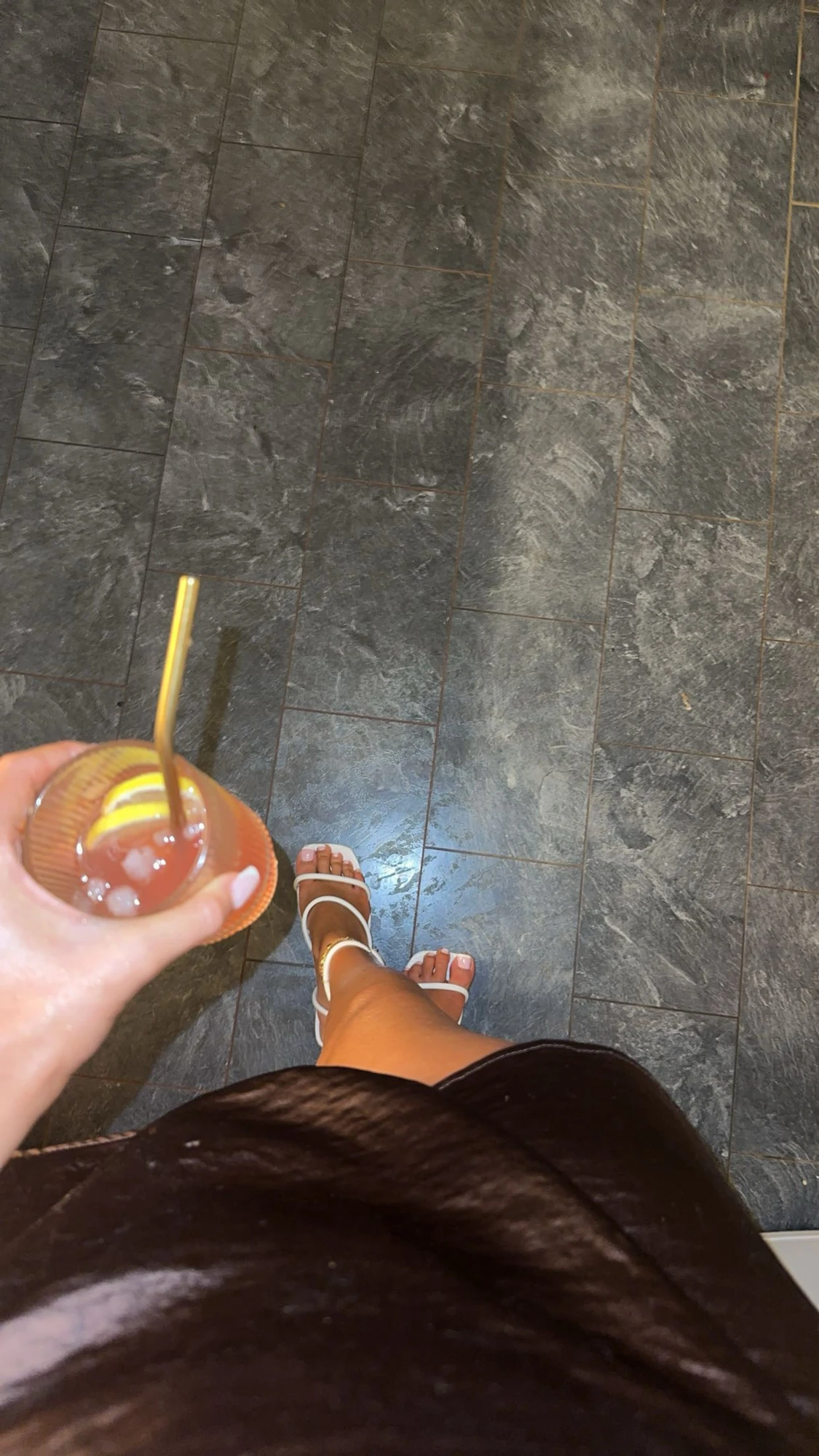 Vita sandaler med klack och remmar - 1