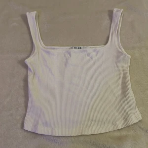 Vit topp  - Säljer en vit topp från NA-KD i storlek S.🩷