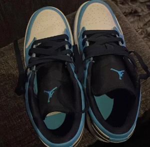 Jordan 1 low unc  - Jordan 1 Low UNC säljes. Skorna är i fint skick, sparsamt använda och väl omhändertagna. Se bilder för detaljer. Hör av dig vid intresse!