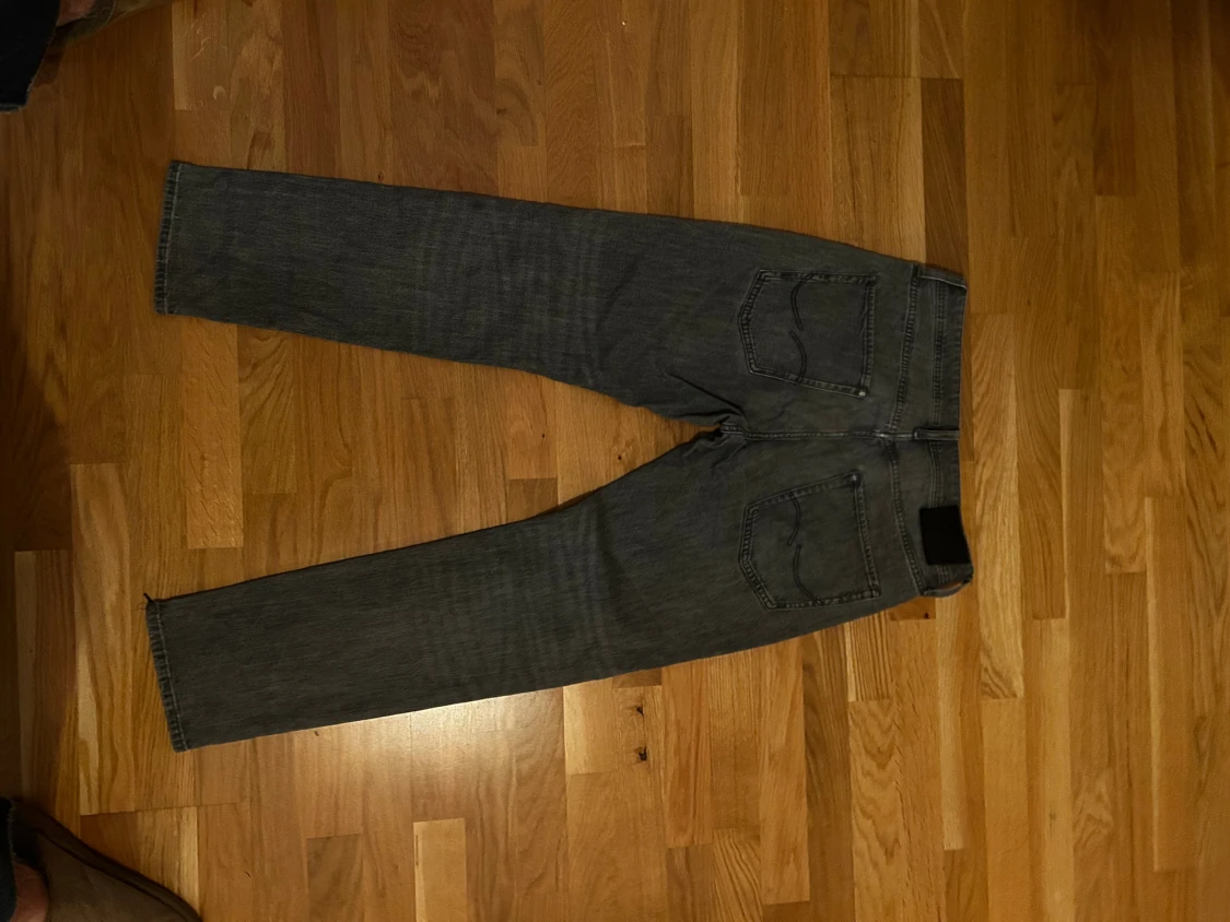 Grå jack&jones jeans med rak passform - 1