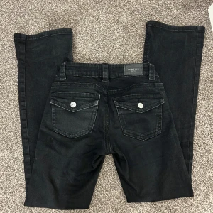 Perfect jeans från Gina  - Säljer ett par super fina svarta lågmidjade jeans från Gina Tricot. Dessa jeansen älskar jag så mycket men tyvärr har det blivit lite för små, därför säljer jag dem. Jag har använt dem mycket men det finns inget tecken på användning. Jag köpte dem för 500 kr och säljer dem för 299 kr. Skriv om ni har frågor💕