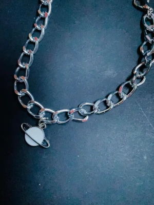 By prisförslag- silverfärgat choker 40 cm planet - Silverfärgad jättefin choker med vit planet