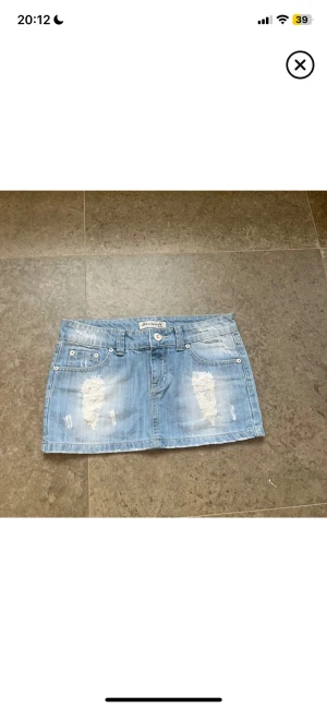  Jeanskjol!!  - Säljer nu min såååå fina och coola jeanskjol!! 🤗Perfekt till fest och speciellt under sommaren. Köptes för 500kr men säljer för 375!! Kan tänka mig att sänka priset vid ett snabbt köp 💗💗