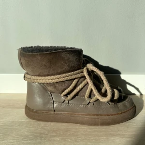 Bruna Inuikii  - Säljer dessa snygga bruna Inuikii skor i färgen taupe❣️de är i storlek 37 och är i väldigt bra skick!