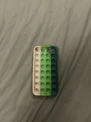 Gammalt pop-it iPhone skal - Gammalt iPhone skal (förmodligen iPhone 8 kanske?)