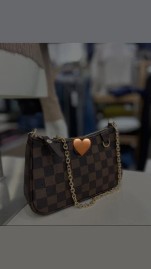 Väska  - Säljer en jätte fin brunaxel väska,fin som ny-skick.Den har dock gått sönder lite vid handtagen men funkar fortfarande för att användas!ni får inte med er guld kedjan på förstan bilden men dock får ni med er den bruna bandet!   För flera bilder eller frågor kan ni alltid skriva privat så svara jag ! Pris kan diskuteras!