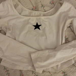 Vit långärmad tröja  - Säljer denna tröja för 40kr + frakt! Den är i storlek L men ganska liten, så den passar även i storlek M! Hör gärna av dig vid frågor och tryck ej på köp nu ^^