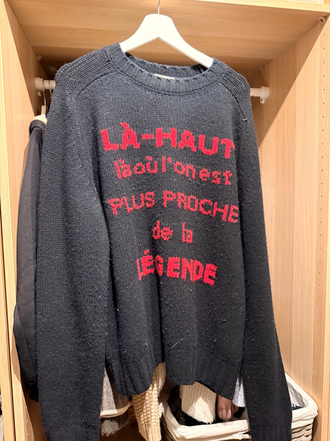 Svart stickad Moncler tröja med röd text