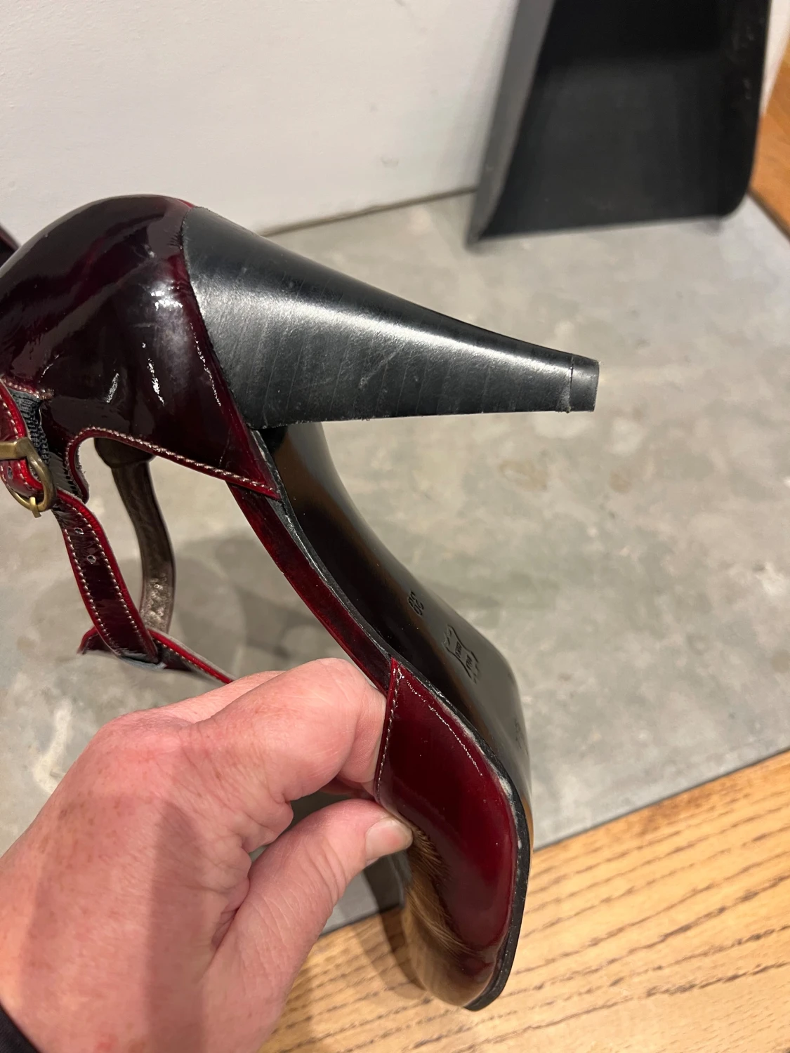 Vinröda lackpumps från Rizzo - 2