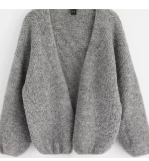 Lindex kofta  - Grå kofta från Lindex i storlek M/L men passar även mindre storlekar 