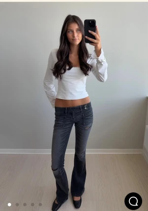 Gina jeans tall - Säljer mina Gina Young jeans i tall då jag råkade beställa två par, de är jättesnygga och låg midja! De är i barnstorlek L så de passar folk med strl M! Aldrig använda men råkade ta av prislappen❤️