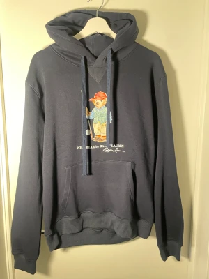 Ralph Lauren hoodie  - Säljer denna mörkblåa Ralph Lauren hoodie. Storlek XL