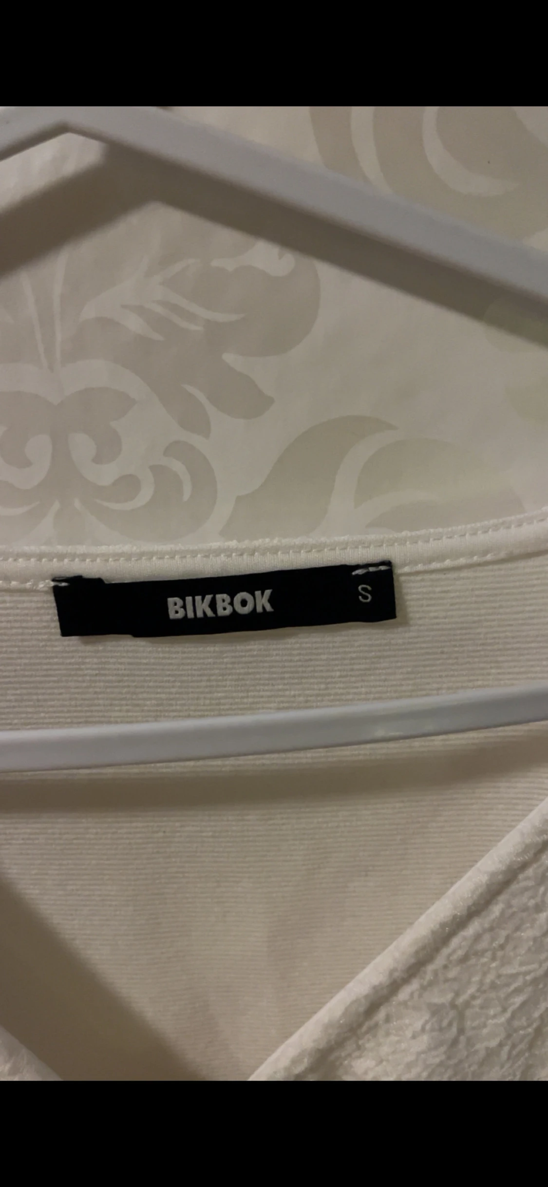 Vit omlottopp med puffärm från Bik Bok - 6