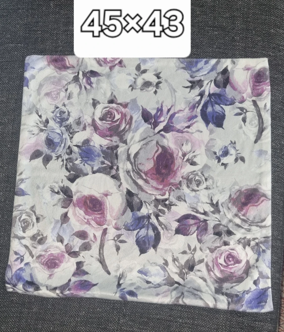 Blommig halsduk i lila och blå toner