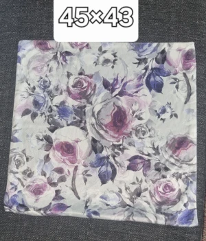 Blommig halsduk i lila och blå toner - Snygg halsduk med blommigt mönster i lila, blå och rosa nyanser på en ljus bakgrund. Perfekt accessoar för att lyfta din outfit med lite färg och stil. Mjuk och följsam, passar både runt halsen eller som håraccessoar. Kuddfodral 2 stycken. 