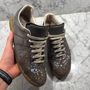 (Intressekoll) Sällsynta Maison Margiela paintsplatter - Otroligt sällsynta Maison margielas med paintsplatter storlek 43 sitter som 44 skick 8,5/10 sjukt snygga. (Intressekoll) skicka gärna bud eller bytesförslag kan absolut säljas till rätt pris