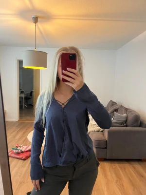 Blå topp  - Blå topp/blus, inget att anmärka på 