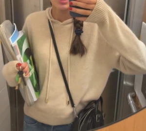 Snygg kashmire hoodie❣️❣️ - Kashmire hoodie från Zara. Storlek S men liten i storleken, armarna är långa. Nytvättat så därför lite skrynklig på ena ärmen. Perfekt för vintern!!🥹❄️