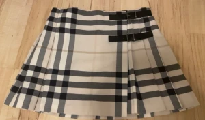 Burberry kjol  - Äkta burberry kjol i storlek XXS. I mycket gott skick och endast använd ett fåtal gånger! 🤍