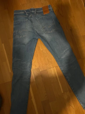 Replay Anbass Jeans - Snygga Replay Anbass jeans i blå tvätt med slim fit. Används inte och är som ny skick. Storlek 30/32. Skriv gärna vid frågor!