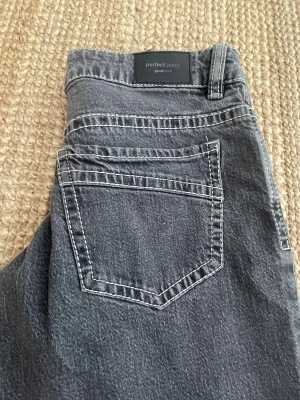 Grå baggy/vida jeans från Gina❤️ - Säljer dessa skit snygga byxorna från gina då jag beställde fel skulle beställa i tall vilket gör att dom är jätte korta på mig som nästan är 180 försökte rädda upp de med att lägga ner dom där nere men de blev tyvärr inte mycket längre!!😔 kan tänka mig att byta med någon som har exakt samma fast i tall 🥰