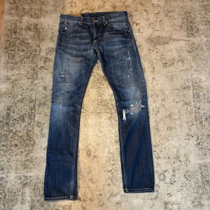 Dondup jeans  - Blå jeans från Dondup med snygga slitningar i Storlek 31                                      Längd 102cm, midja 40cm