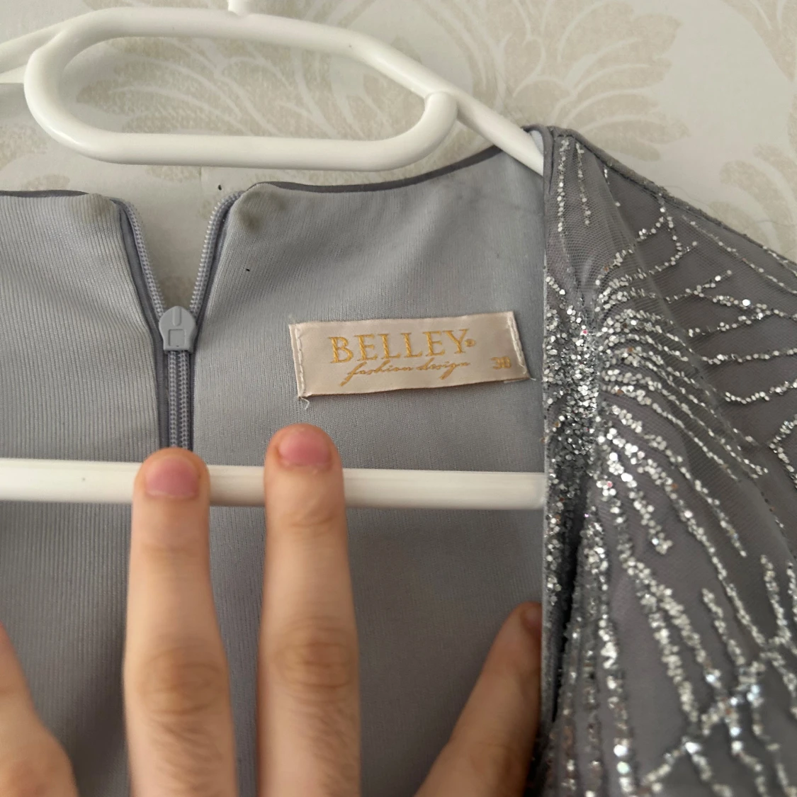 Glittrig långklänning från Belley - 1