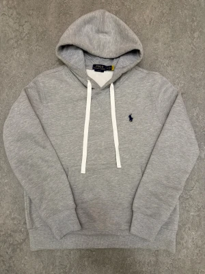 Ralph Lauren Hoodie - Tja! Säljer denna stilrena Ralph Lauren hoodien i storlek M, men den passar också S. 10/10 skick bara använt ett fåtal gånger har prövat på den men den passar tyvärr mig inte längre. Köptes på vinted och säljaren köpte den på Zalando några månader sen. Priset är ej hugget i sten, tveka inte att kontakta vid funderingar eller frågor! 