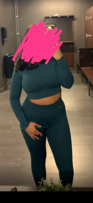 Grön gym set - Säljer ett par mörkgröna tights med hög midja samt toppen till. perfekta för gymmet eller träning. De är tighta och sitter snyggt på kroppen.  Från Aimn 