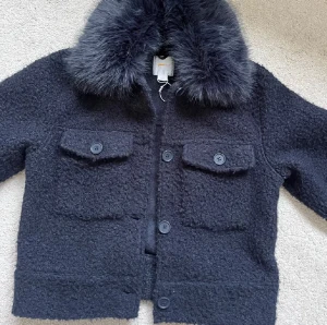 Svart teddyjacka med fuskpäls-krage - Säljer nu min jättefina kappa då den inte kommer till användning längre,hör av er vid intresse eller frågor