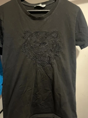 Svart kenzo tröja - Säljer min kenzo tröja som jag haft länge, han ingen nytta av den längre och kommer inte till användning! 