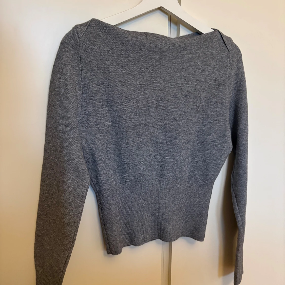 Grå stickad tröja från BikBok  - 1