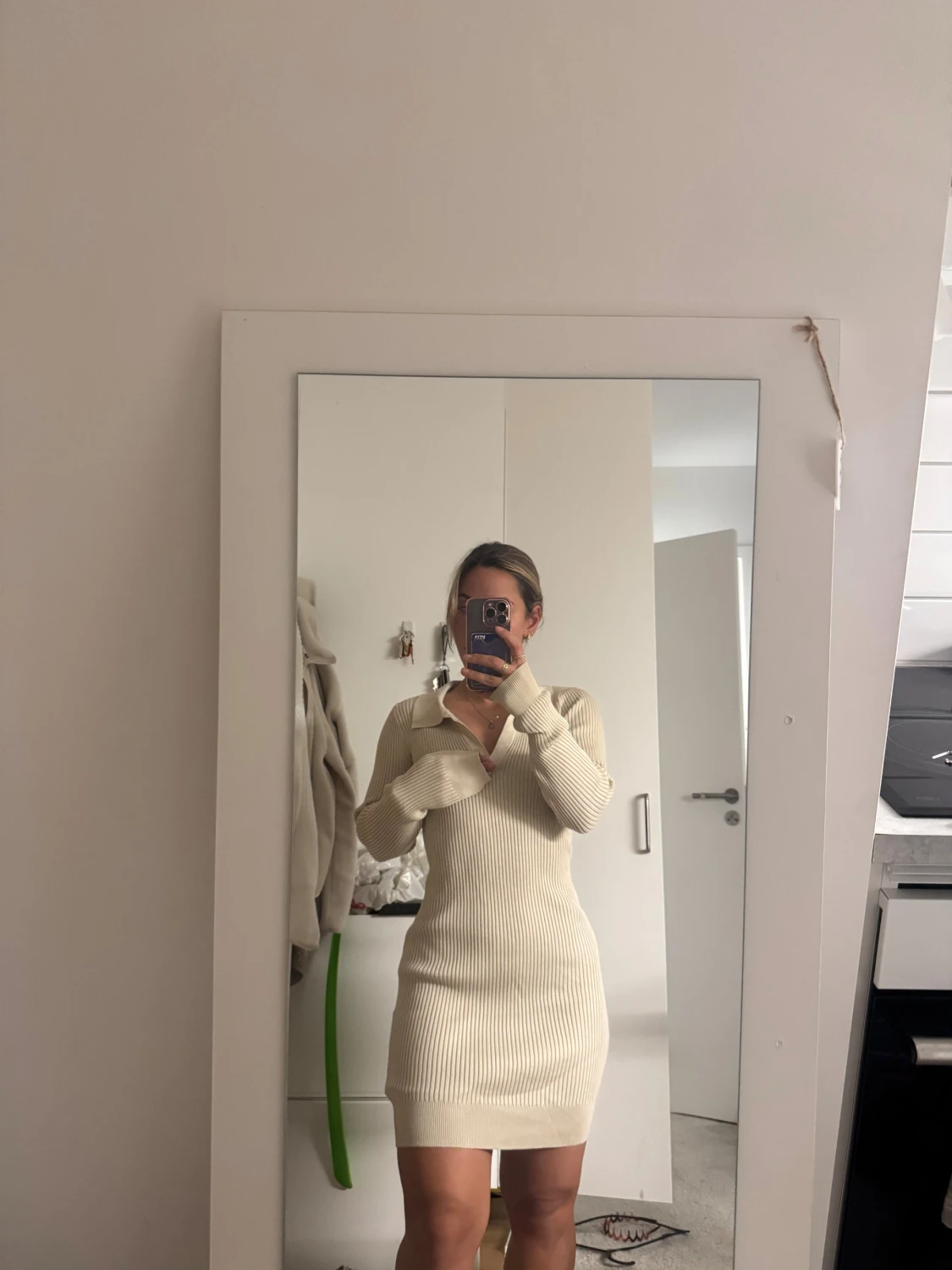 Beige ribbad stickad klänning - 1