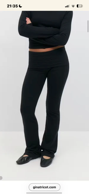 Svarta bootcut byxor från Gina Tricot - Säljer mina yoga pants som är från Gina. Säljer för dom har blivit för korta för mig☺️🩷
