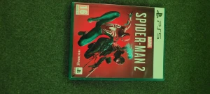 Marvel's Spider-Man 2 (PS5) - Marvel's Spider-Man 2 till PS5, komplett med fodral och skiva i mycket gott skick. Spännande actionspel med två spelbara Spider-Man-karaktärer. Inga synliga repor eller skador på skivan eller fodralet. Perfekt för fans av superhjältar och PlayStation.