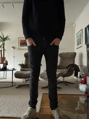 Replay Anbass svarta jeansbyxor - Säljer ett par svarta Replay Anbass jeans i storlek 30/32. Byxorna har en slim passform med klassisk femficksdesign och dragkedja. Materialet är stretchigt jeans för extra komfort och snygg siluett. Perfekt för dig som gillar stilrena och moderna jeans.