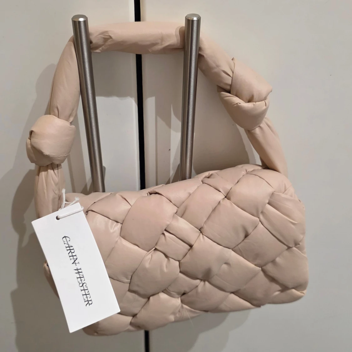 Beige quiltad axelväska Carin Wester