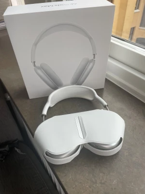 AirPods Max - Apple AirPods Max i silver, fick i present för 1,5 år sen andvänder inte dom lika mycket så säljer dom nu 