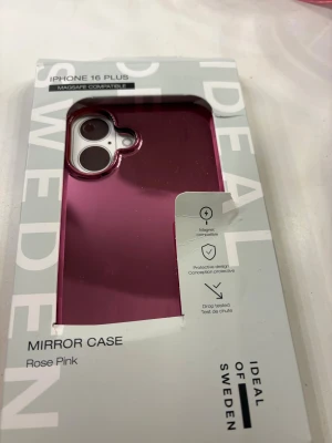 iPhone 16 plus  - Ett rosa spegelglas mobilskal till en iPhone. Den är endast provad och öppnad annars helt ny. Jag säljer den pga köpte fel då jag har iPhone 16🤣💗 skriv ifall du undrar över något🩷