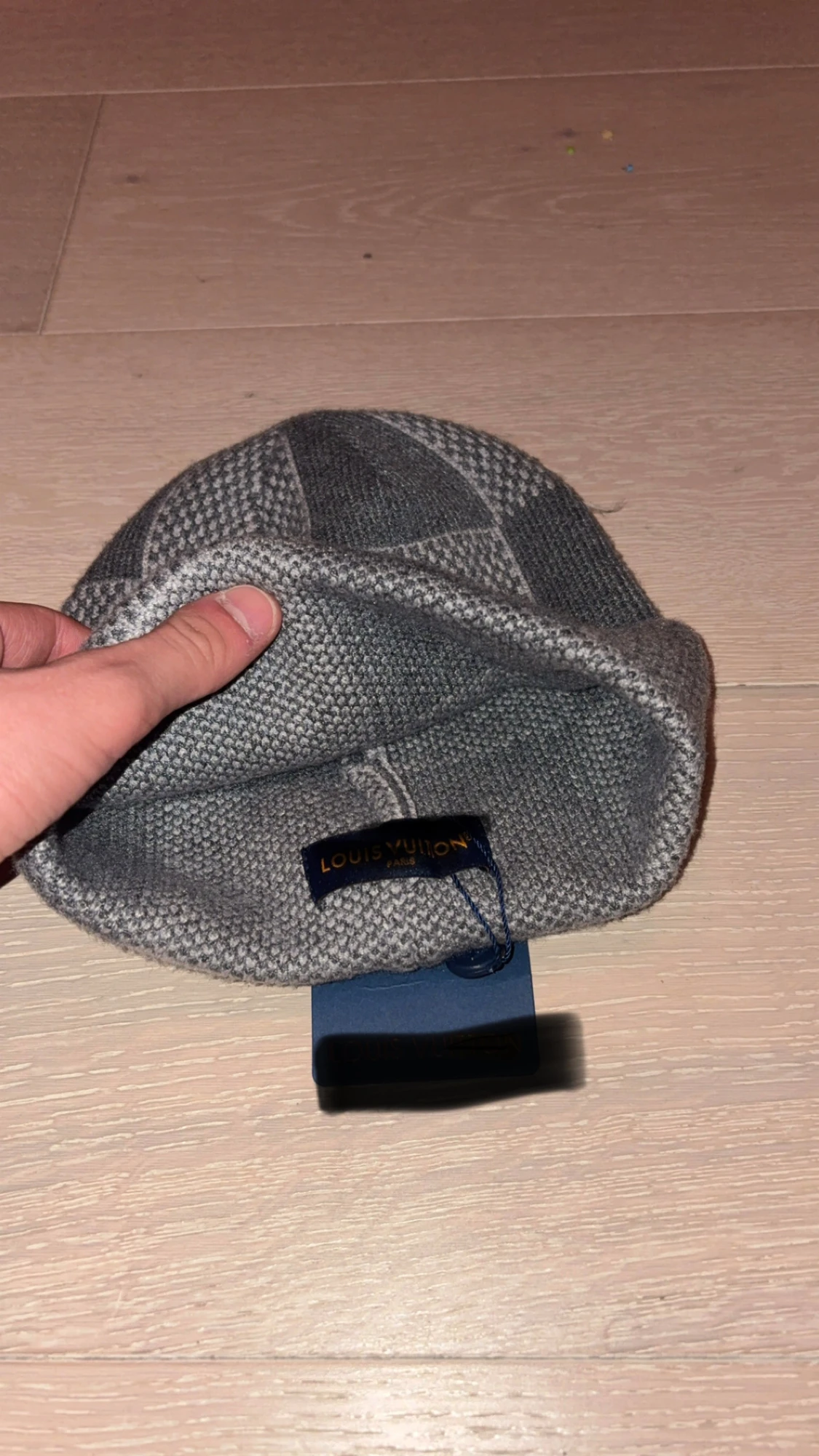 Grå rutig mössa - 1