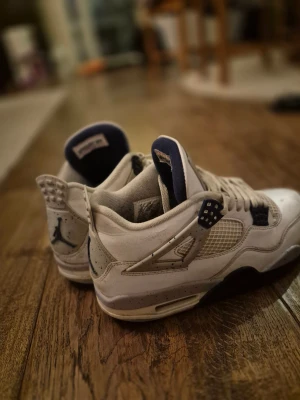 Jordan 4 - Jordan 4 midnight navet som mest stått under sommaren perfekt till vintern,vår eller höst funkar även på sommaren men kan vara lite varmt några småskador bara men inget hål eller liknande så dom håller värmen bra. Box följer med.Skriv om frågor eller fler bilder. Pris kan diskuteras