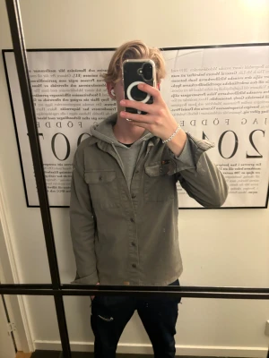 Grön Overshirt  - Säljer en riktigt snygg overshirt i en snygg grön färg Perfekt till hösten. Jag på bilden är 174cm och väger 58kg och den passar men är lite liten. Skriv vid eventuella frågor🤝