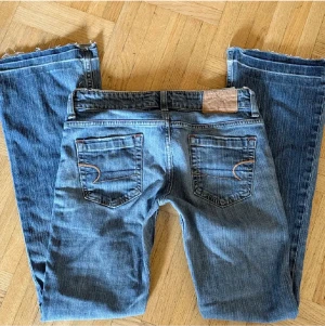 Jeans  - Bootcut jeans med jättefina fickor och en vit detalj på insidan, från American Eagle! 36cm midjemått, passar någon som är kortare. Står att de är XSS men passar också XS