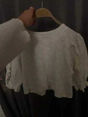 Vit blus med volangärmar - Söt topp från Zara storlek M 💓