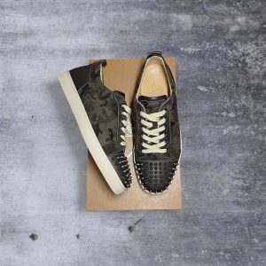 Christian Louboutin | 44 - Camo Loubs i nyskick - väldigt sällsynt o snygg färg - skick: 10/10 - nypris +8000kr - medföljer allt og - passar 44 - skriv vid frågor eller funderingar🌟