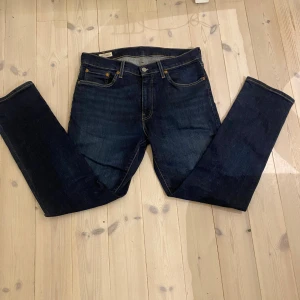Levis 511 - Säljer dessa riktigt feta Levis 511. Byxorna är knappt använda 10 gånger o ser helt nya ut. Storlek är W 32 L 30. Dem är riktigt sköna och perfekta till en stilig outfit. Nypris på dessa är 1400 kr men mitt är 449! Tveka inte på att höra av er vid funderingar! Priset är inte hugget i sten