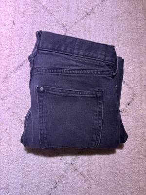 Slim fit jeans - Snygga gråa jeans från H&M i slim fit-modell. Materialet är mjukt och stretchigt jeans, vilket gör dem riktigt bekväma. Perfekta för dig som gillar en stilren och enkel look.