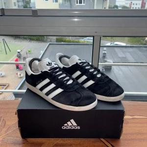 Adidas Gazelle - Adidas Gazelle Svart Färg Storlek 42 Aningen använda men fortfarande i fint skick Ge gärna ett prisförslag🙌