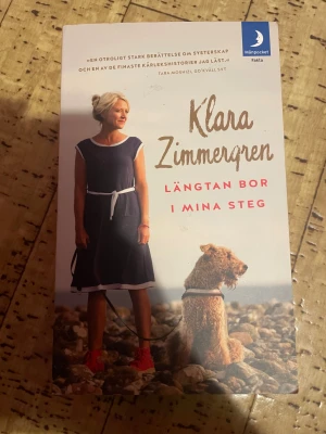 Längtan bor i mina steg - En personlig och humoristisk bok om vardagsliv, singelliv, längtan efter barn och att leva med hund. Klara Zimmergren delar med sig av sina erfarenheter med värme och skarp iakttagelseförmåga. Perfekt för dig som gillar öppna berättelser om livet och relationer.