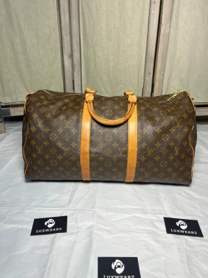 Louis Vuitton Keepall 50 - Louis Vuitton Keepall 50 - Meget fin tilstand både utvendig og innvendig. Glidelås fungerer helt som den skal og vesken har ingen defekter - Size 50 - Datecode: SD (nummer slitt bort) - Pris: 5499kr - Vesken har autentisk bevis i samarbeid med LegitApp 